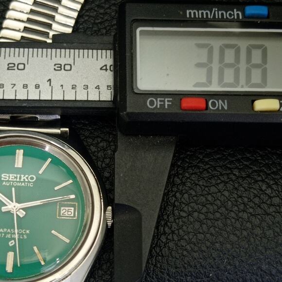 Vintage 1982 Seiko Automatic Mens Silver Watch W/daydate & Green accents - Picture 7 of 10